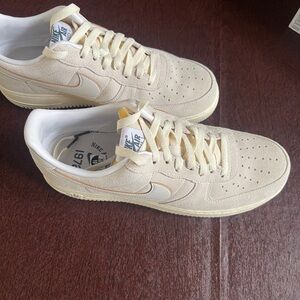 Nike Men's Cream Sneakers NEW never worn. Size 10